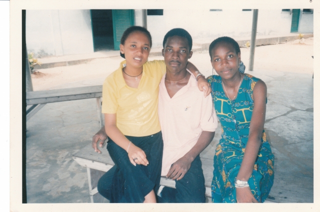 Sous la paillotte :))) Clemence Balogoun, Modeste Goudjinou , Hermine Zime Diawara